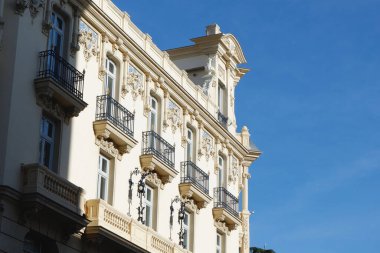 Madrid, İspanya 'nın merkezindeki sanat deco elementleriyle gösterişli bir retro ön cephe. İspanyol klasik mimarisi.