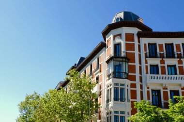 İspanya 'nın başkenti Madrid' de kırmızı ve beyaz renkli eski klasik bina..