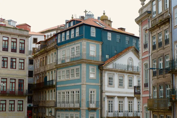 Elegantes Edifícios Nostálgicos Diferentes Cores Desbotadas Centro Porto Portugal — Fotografia de Stock