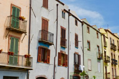 Bosa, Sardunya, İtalya 'da solmuş pastel renklerin nostaljik özgün cepheleri.