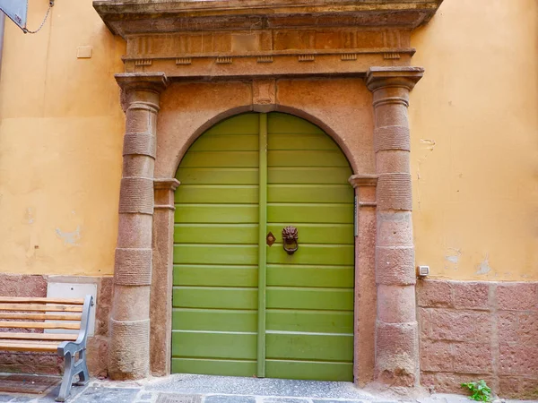 Vintage Zielone Podwójne Drzwi Ozdobione Kamiennych Kolumn Arki Centrum Cagliary — Zdjęcie stockowe