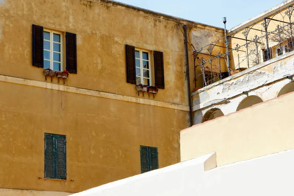Linie Architektoniczne Zużytych Elewacji Zabytkowych Oknami Balkonami Alghero Sardynia Włochy — Zdjęcie stockowe
