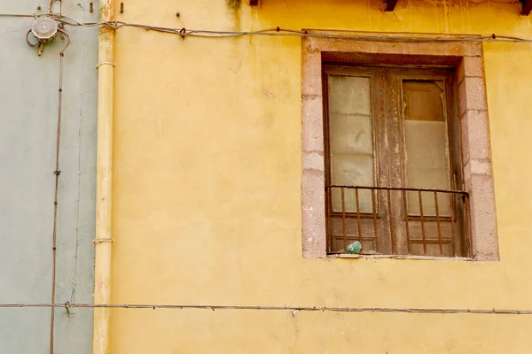 Shabby Ikkuna Rikki Lasi Kuluneet Seinään Hylätty Talo Bosa Sardinia — kuvapankkivalokuva