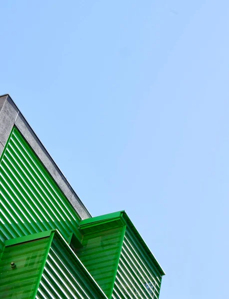 現代建築の抽象的な詳細 灰色と緑の色の最小限の建設のコーナー — ストック写真