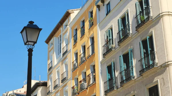 レトロなパステルイエローとベージュの色のレトロなヴィンテージのファサードダウンタウンマドリード ティルソ モリナ地区 スペイン 水平パノラマ写真 — ストック写真