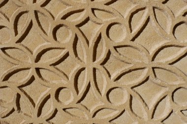 İspanya, Segovia 'da, sıcak bej rengi duvarda sgraffito tekniğiyle desenlendirilmiş..