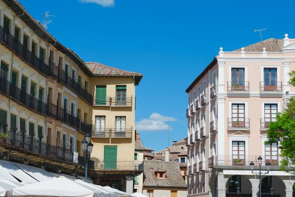 スペインのセゴビア カスティーリャ レオン州の晴れた日に歴史的な広場にヴィンテージの建物 — ストック写真