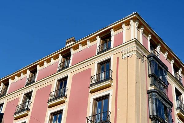 スペイン マドリードのピンク紫色のダウンタウン地区のヴィンテージの建物のコーナー 本物のスペイン建築 — ストック写真