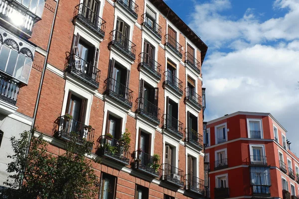 スペインのマドリードにあるチュエカ地区に伝統的な住宅建築 — ストック写真