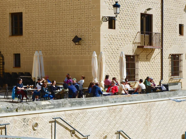 Segovia Hiszpania Kwietnia 2023 Mieszkańcy Turyści Cieszący Się Słońcem Towarzystwem — Zdjęcie stockowe