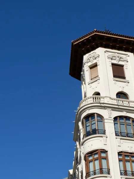 スペインのサラゴサの中心部にある古い古典的な建物の丸みを帯びたコーナー 縦の写真 レトロなスペイン建築のラウンド形式 — ストック写真