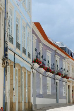 Portekiz, Aveiro şehir merkezinin dışında pencere ve balkonları olan renkli klasik binalar. Portekiz mimarisi.