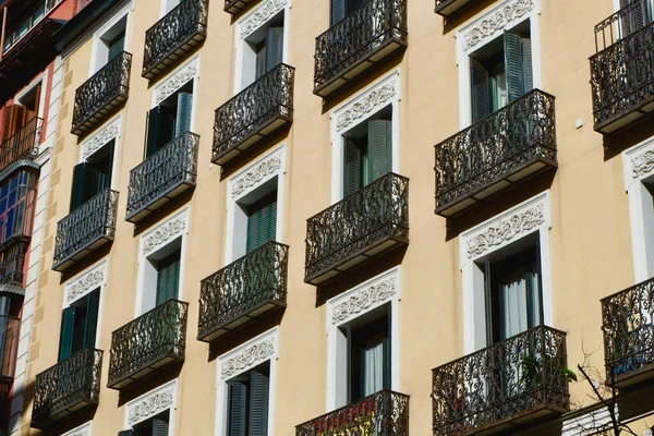 スペイン マドリードのFuencarral中央地区にあるヴィンテージ住宅 不動産 改修とメンテナンスのための概念 — ストック写真