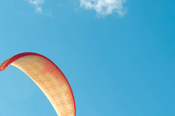 开降落伞 橙色红色的降落伞 在蓝色的天空中飞翔 没有人 最低背景和背景 — 图库照片