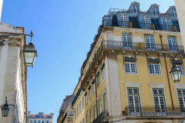 Lizbon, Portekiz şehir merkezinde eski püskü pastel renklere sahip eski püskü evler..