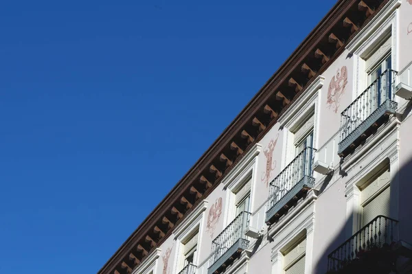 スペインサラゴサの澄んだ青空に対するイタリア風の古い建物のヴィンテージコーナー スペースカードテンプレート広告のコピー — ストック写真