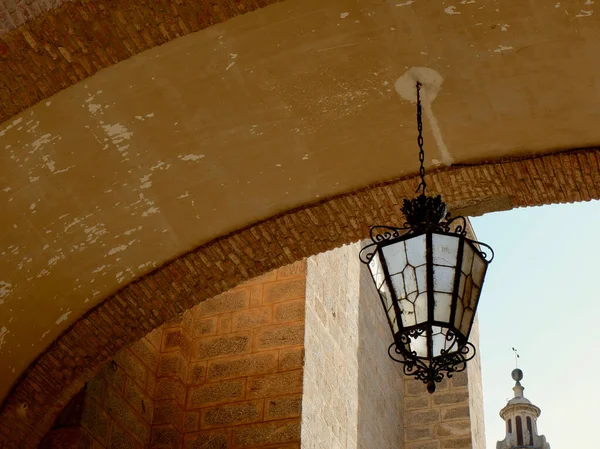 Historyczna Lampa Uliczna Wisząca Zniszczonej Ścianie Ulicy Toledo Hiszpania — Zdjęcie stockowe