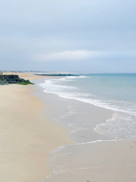 Kalme Zee Surfen Grijze Depressieve Dag Capbreton Frankrijk Mistige Onscherpe — Stockfoto