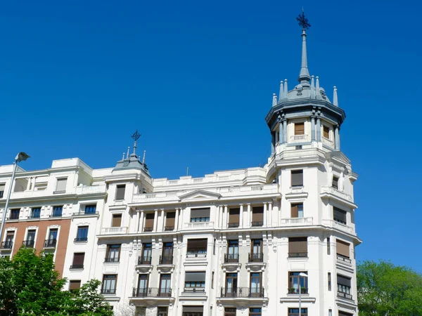 マドリードの中心部に尖塔を持つヴィンテージの古典的な建物 — ストック写真
