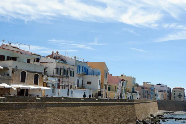 Sardenha Alghero Itália Passeio Pela Cidade Vazia Com Fachadas Coloridas — Fotografia de Stock
