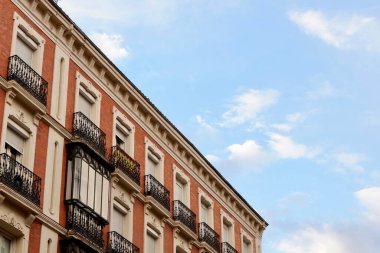 Madrid, İspanya 'da eski metalik balkonlu kırmızı tuğladan yapılmış antika cephe önü. Klasik mimari. Eski moda yaşam.