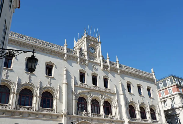 ポルトガルリスボンの中心部にある豊かな装飾が施されたヴィンテージのファサード — ストック写真