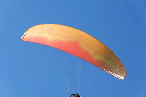 Paracaídas Abiertos Color Amarillo Rojo Cielo Azul Brillante —  Fotos de Stock