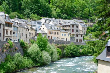 Arreau, Fransa - 12 Haziran 2022: Eski evler ve Hızlı Dağ Nehri.