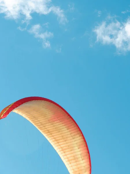 开降落伞 橙色红色的降落伞 在蓝色的天空中飞翔 没有人 最低背景和背景 — 图库照片