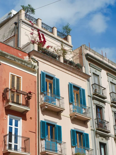 カラフルな窓やバルコニー付きの古典的なヴィンテージのファサードダウンタウンカリアリ サルデーニャ島 イタリア 垂直写真 — ストック写真