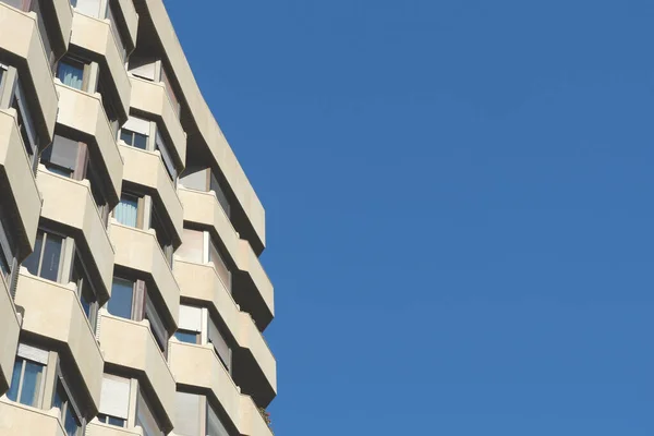 stock image Minimal corner of modernist beige building against clear sky in the city center of Zaragoza, Aragon, Spain. Horizontal photo with backdrop. Faded photo