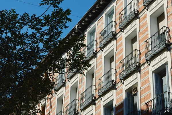 スペインのマドリード中心部の緑に囲まれたエレガントな建物のファサード ヴィンテージスペイン建築 昔ながらの暮らし — ストック写真