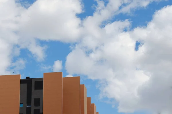Минимальный Угол Фасада Современного Здания Против Голубого Облачного Неба Детали — стоковое фото