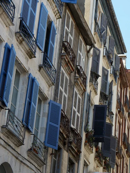 프랑스 바욘의 역사적 중심에 주거용 건물들의 빈티지 — 스톡 사진