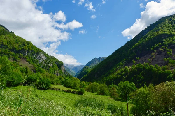 Wąska Zielona Dolina Pomiędzy Wzgórzami Górach Pirenejów Pod Żywym Chmurowym — Zdjęcie stockowe
