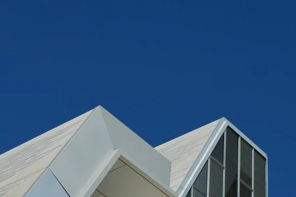 Абстрактный Фрагмент Современной Архитектуры Против Яркого Голубого Неба Подкладка Минималистского — стоковое фото