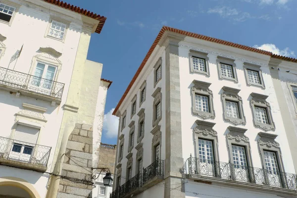 白のファサードとGiraldo広場 エヴォラ Alentejo ポルトガルの本物の窓を持つ伝統的なポルトガルの家 — ストック写真