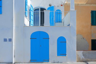 Alghero, Sardinya, İtalya 'nın rıhtımında otantik İtalyan deniz kenarı mimarisinin eski moda pejmürde cepheleri. Klasik mimari. Eski moda yaşam.