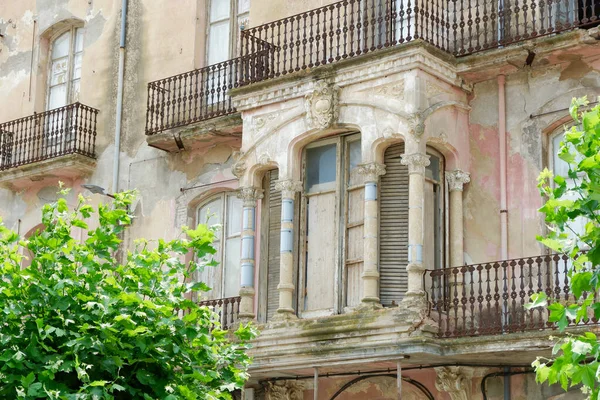 Zabytkowy Balkon Starej Opuszczonej Rozkładającej Się Fasadzie Budynku Portbou Hiszpanii — Zdjęcie stockowe