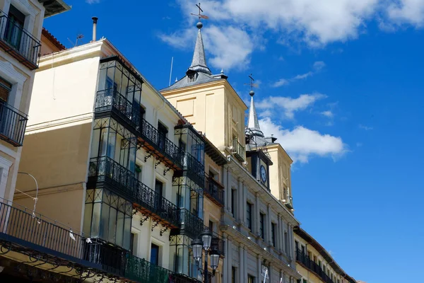 スペインのセゴビアの歴史的中心部にあるアンティークの建物のヴィンテージファサード ヴィンテージ建築 昔ながらの暮らし — ストック写真