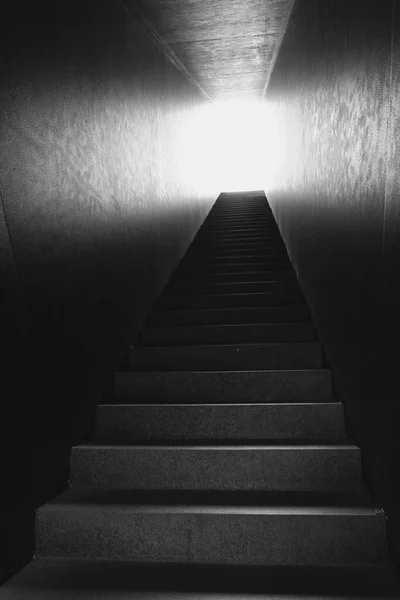 Escalera Túnel Con Luz Final Escaleras Subiendo Tenebrosa Oscuridad Conceptual — Foto de Stock