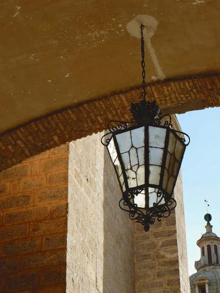 Latarnia Ciepłym Światłem Fasadzie Budynku Centrum Toledo Hiszpania Światło Lampy — Zdjęcie stockowe