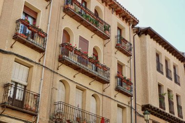Farklı filigran süslemeleriyle dekore edilmiş canlı binalar. İspanyol klasik mimarisi.