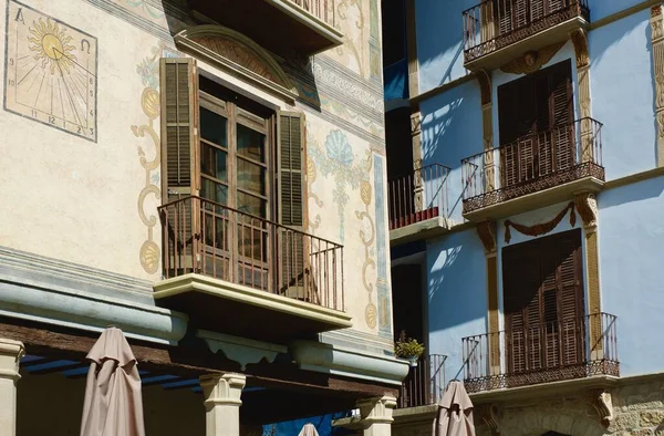Zabytkowe Okna Okiennicami Antycznej Neoklasycznej Fasadzie Graus Aragon Hiszpania Hiszpańska — Zdjęcie stockowe