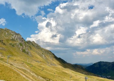 Pireneler 'in İspanyol tarafında, Tourmalet zirvesinden görülen sonbahar manzarası göz kamaştırıcı. Canlı dramatik gökyüzü, hava değişimi, kabarık bulutlar.