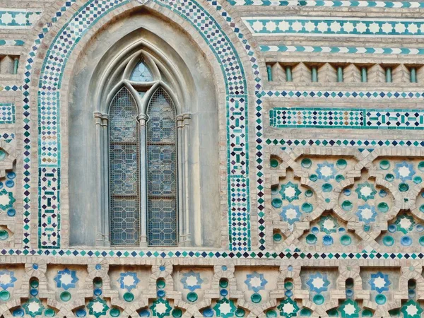 Historisk Båge Fönster Dekorerad Mudejar Stil Antik Arabisk Arkitektonisk Stil — Stockfoto