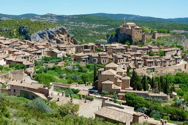 Alquezar, Huesca, Aragon, İspanya 'nın antik köyünün havadan görünüşü. Pirenes dağlarındaki ortaçağ kasabası.