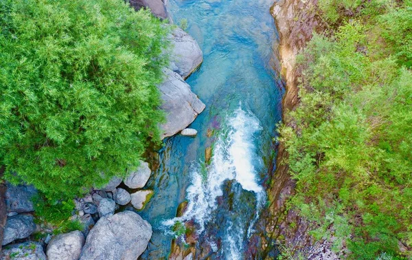 サレント ガルゴ ヘッスカ アラゴン スペインの山の川の速い流れの空中視界 鮮やかな緑と石を通して流れる透明な水 — ストック写真