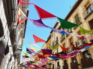Madrid, İspanya 'nın La Latina semtindeki renkli festival caddesi. Şehrin İspanyol bayramı..