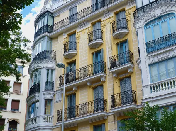 Eleganckie Autentyczne Fasady Budynków Dzielnicy Fuencarral Centrum Madrytu Hiszpania Vintage — Zdjęcie stockowe